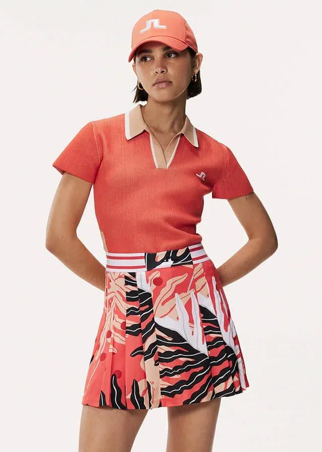 femme en polo orange