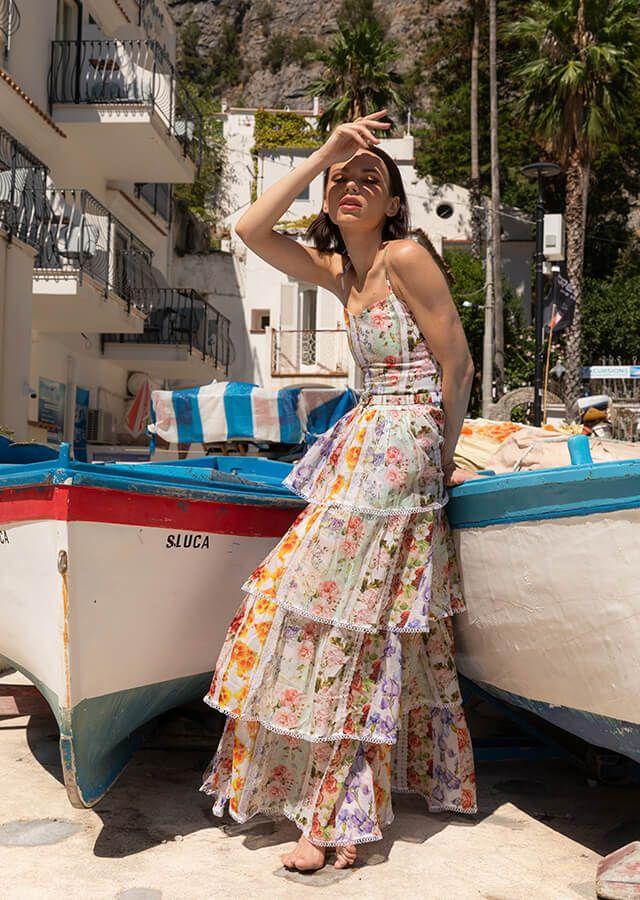 donna in maxi abito estivo a fiori 