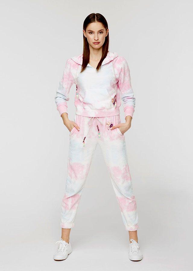 kobieta w stylizacji loungwear