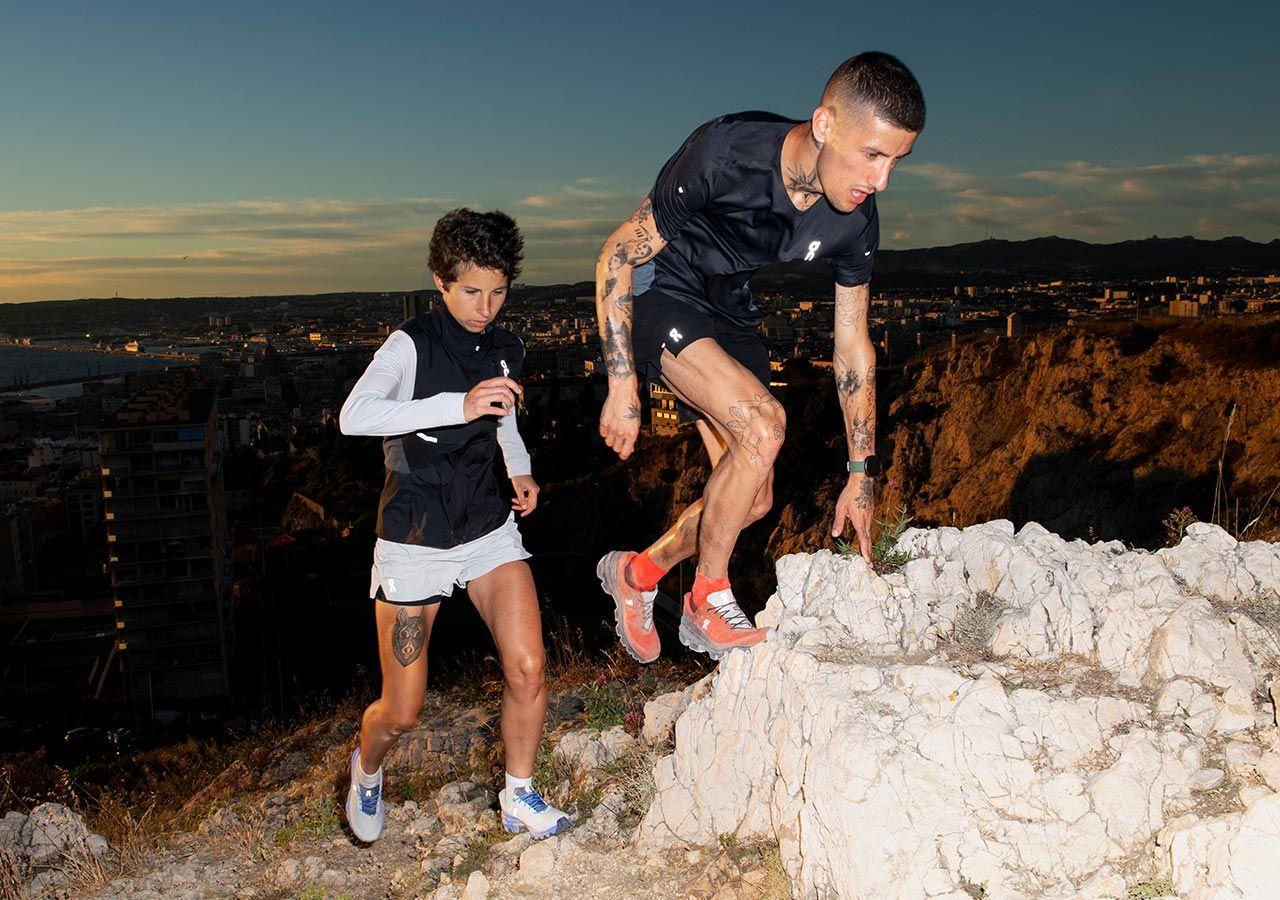 žena a muž v běžeckých botách On Running