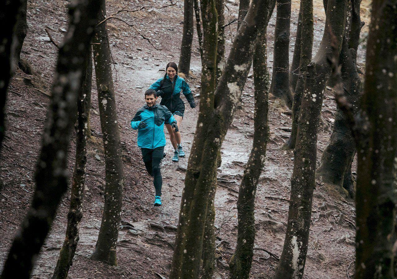 žena ve sportovní obuvi běží v lese