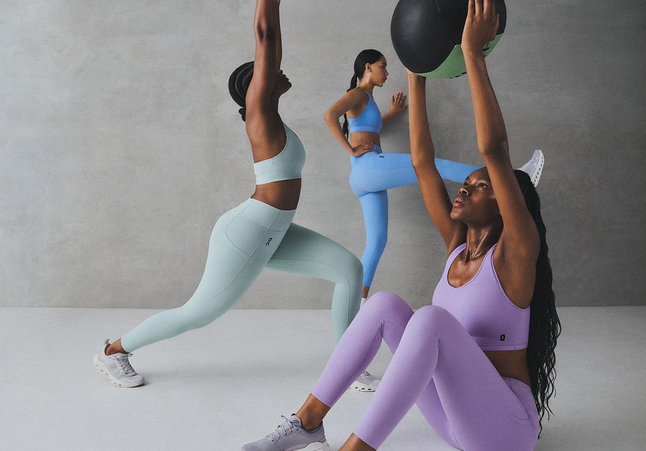 Kobiety podczas praktyki jogi  