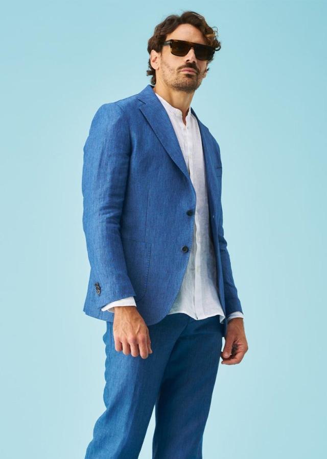 Mężczyzna w niebieskiej marynarce i spodniach   