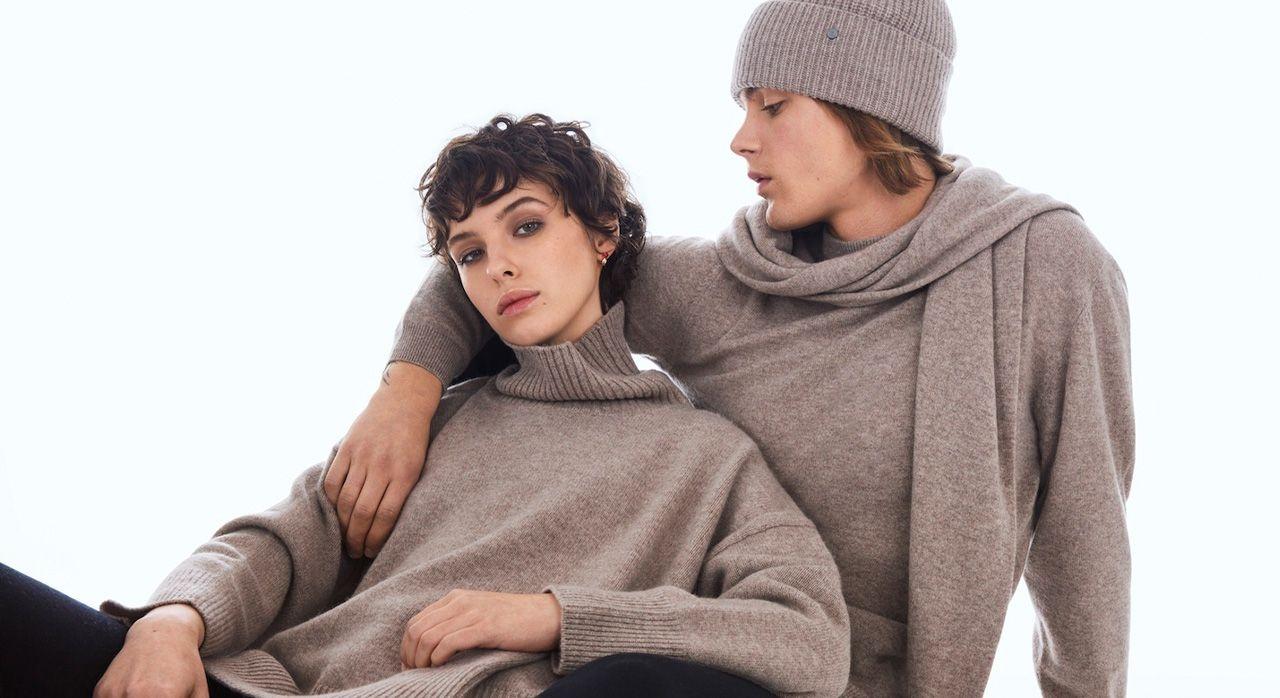 Femme et homme assis en pull-over de laine mérinos