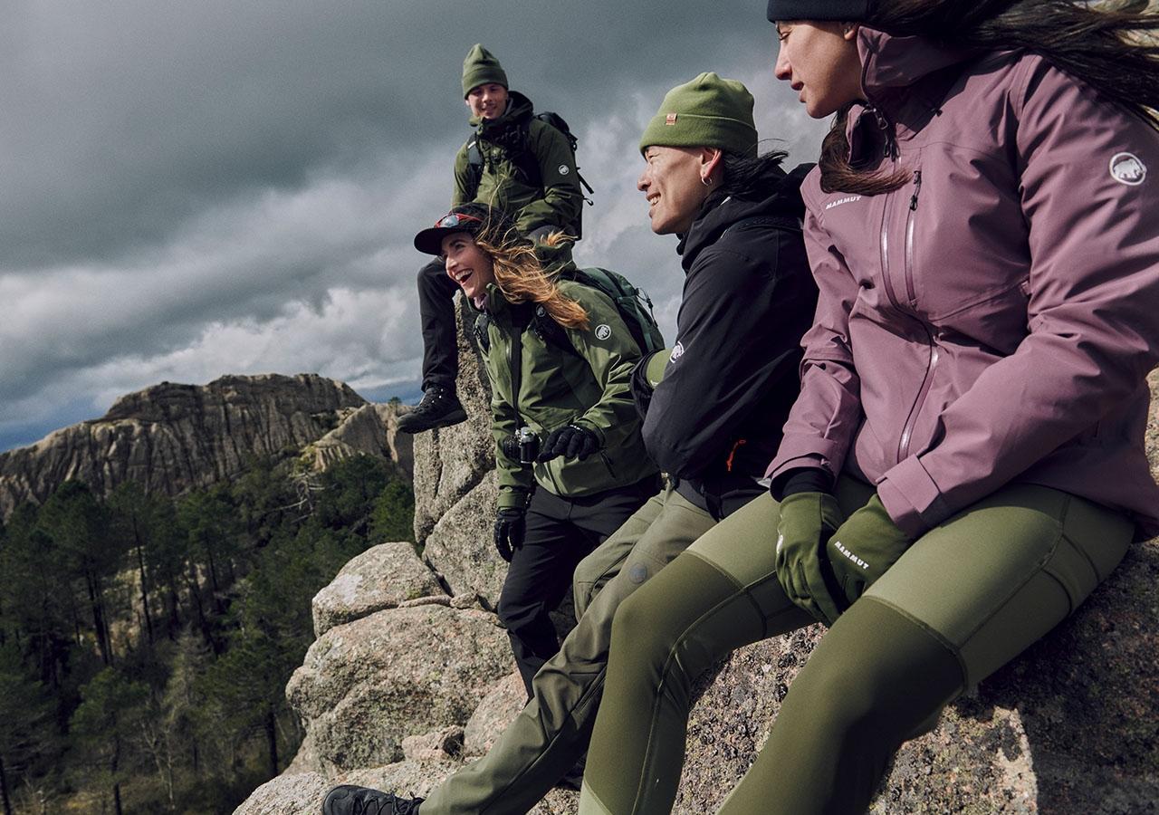 Kobiety i mężczyźni podczas trekkingu w górach