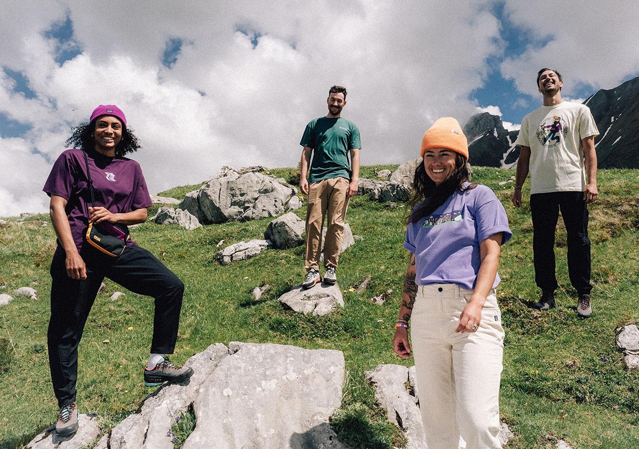 Grupa osób podczas trekkingu latem w górach