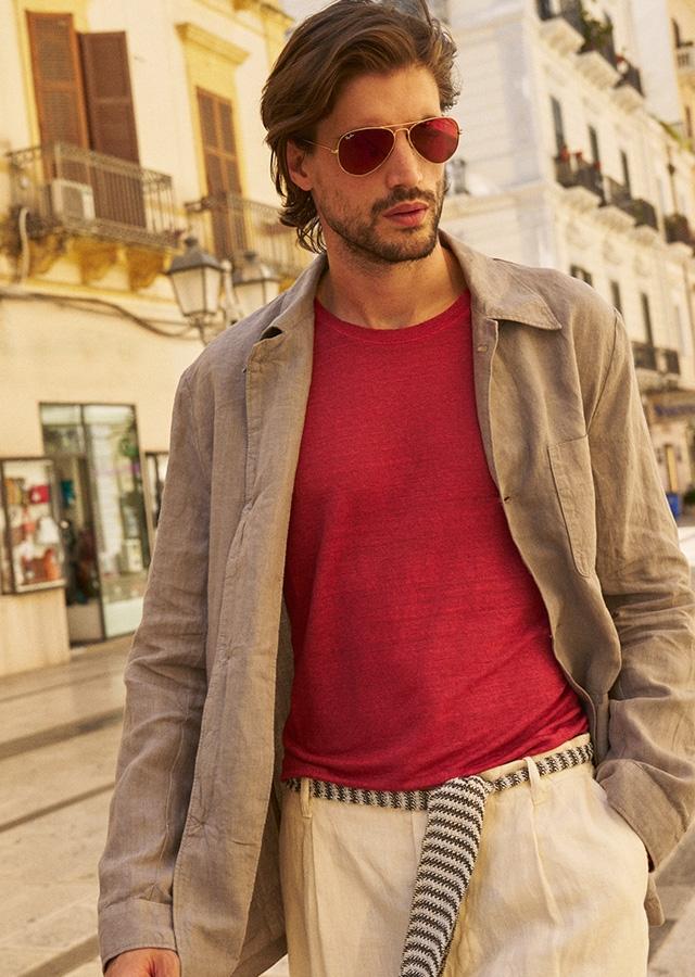 Mężczyzna w stylizacji smart casual z lnianymi spodniami w roli głównej   