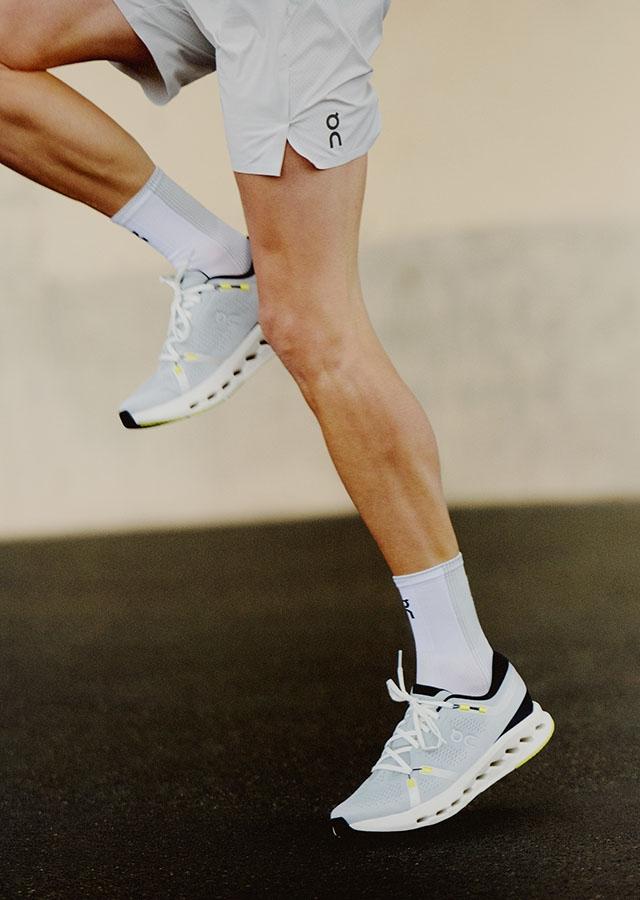 Mężczyzna podczas biegu w białych butach biegowych On Running 