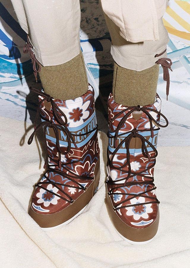 Brown snow boots with blue flowers by Moon Boot