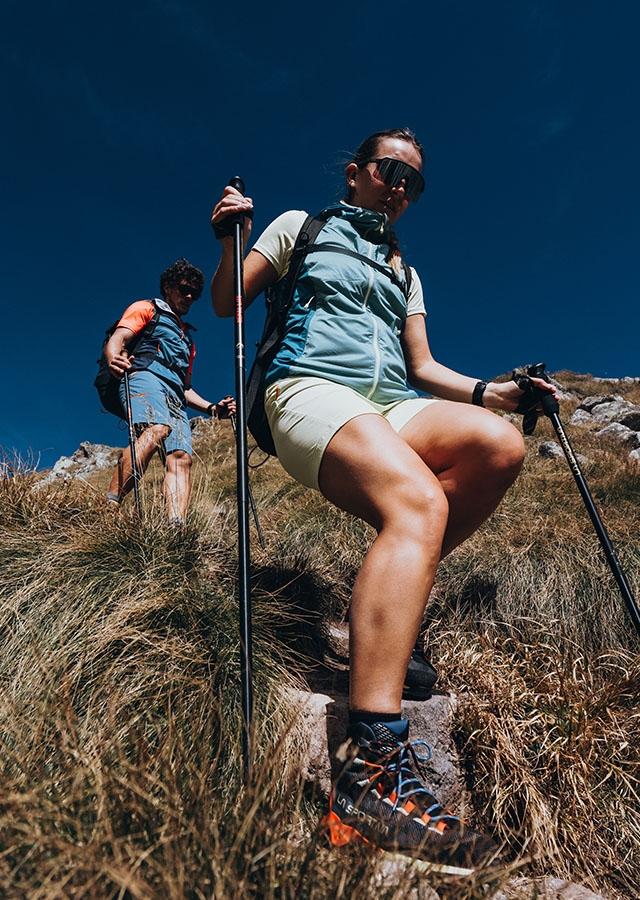 Donna in scarpe da trekking estive in montagna