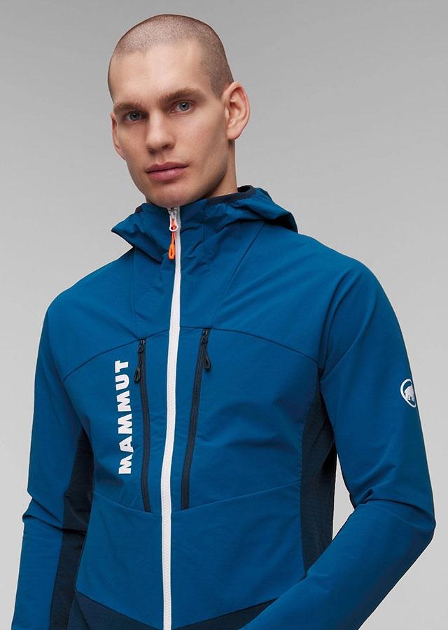  Mężczyzna w niebieskiej kurtce softshell