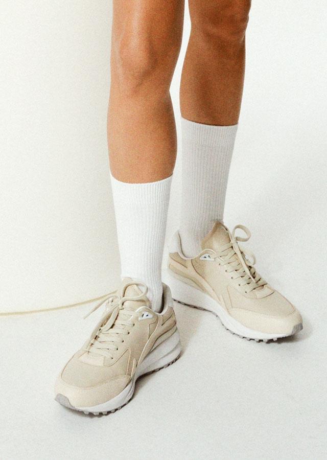 Kobieta w beżowych sneakersach Bogner 