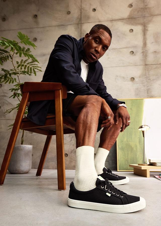 Mężczyzna w modnych męskich sneakersach marki Cariuma