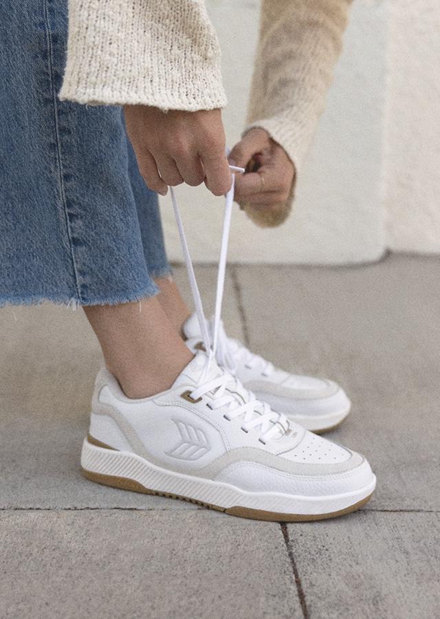 Białe sneakersy Cariuma idealne na aktywne wakacje 