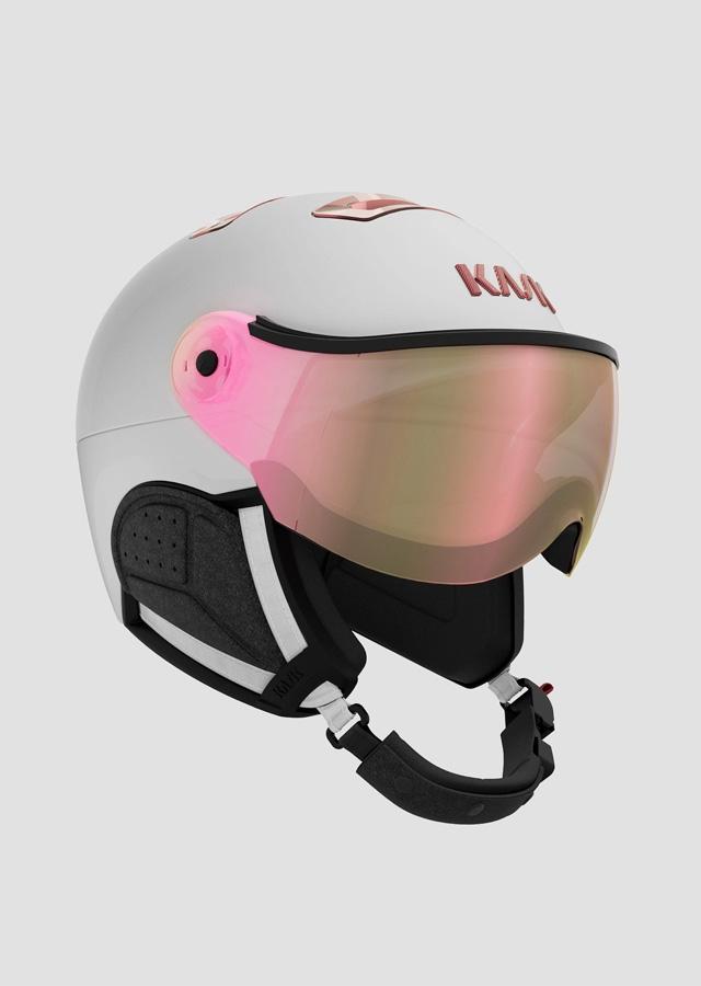 Biały kask narciarski marki KASK, z wbudowanymi goglami 
