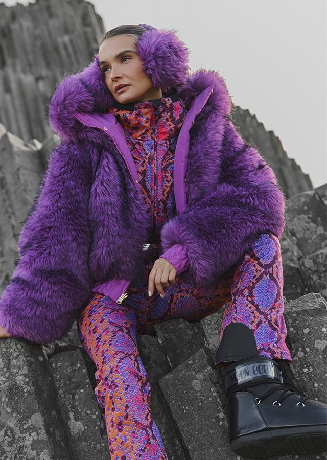  Kobieta w fioletowej futrzanej kurtce narciarskiej  