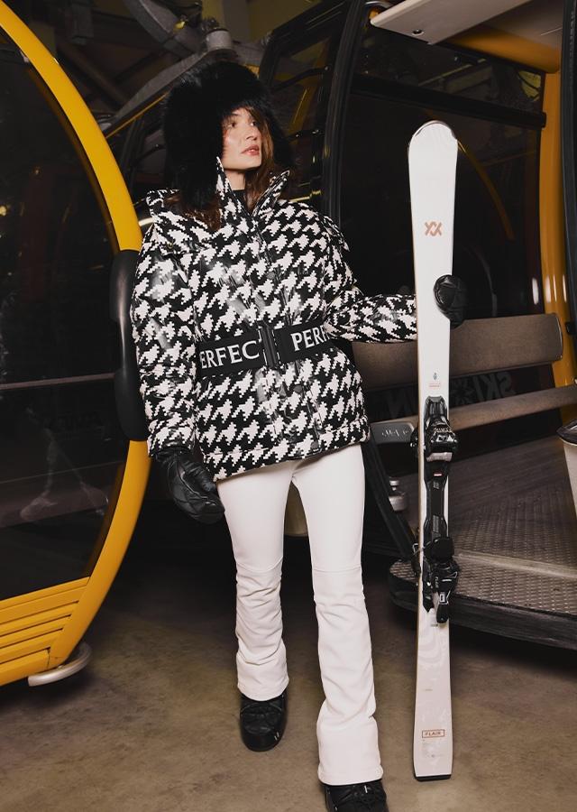 Kobieta w narciarskim secie Perfect Moment  