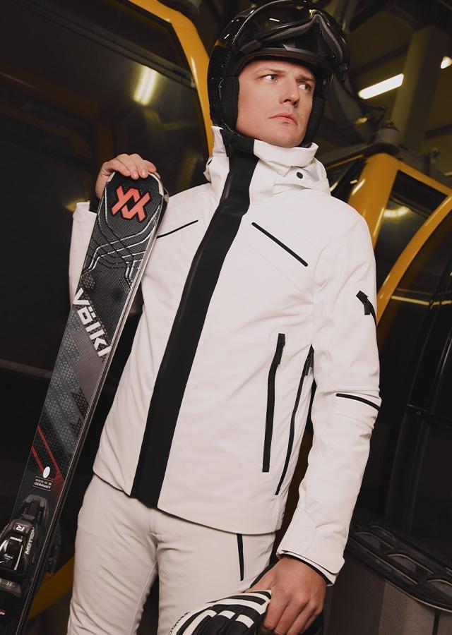 Mężczyzna w białej kurtce narciarskiej   