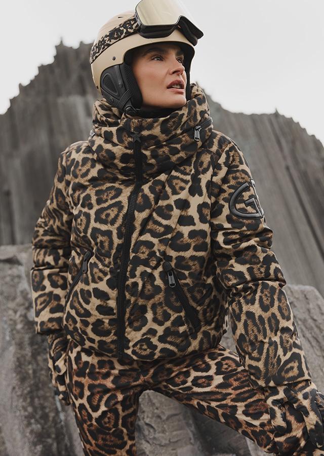 Kobieta w panterkowym secie narciarskim   