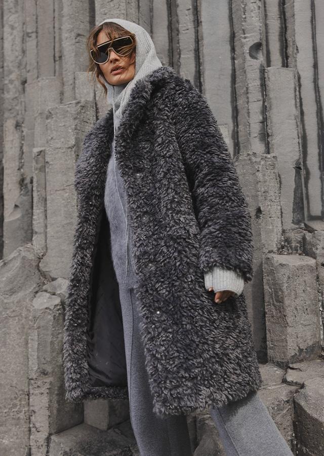 Kobieta w szarym płaszczu i balaclavie  