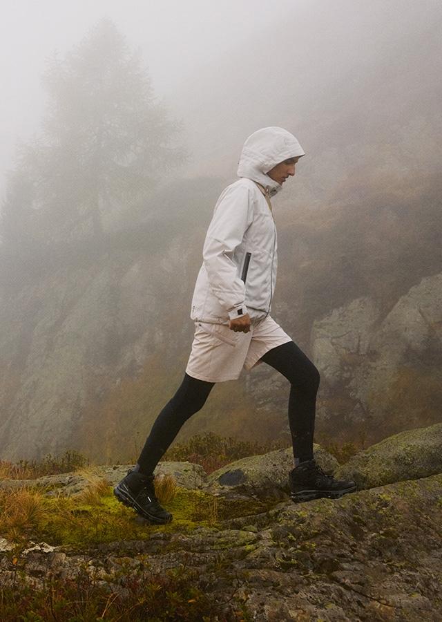 Mężczyzna podczas górskiej wędrówki w butach On Running  