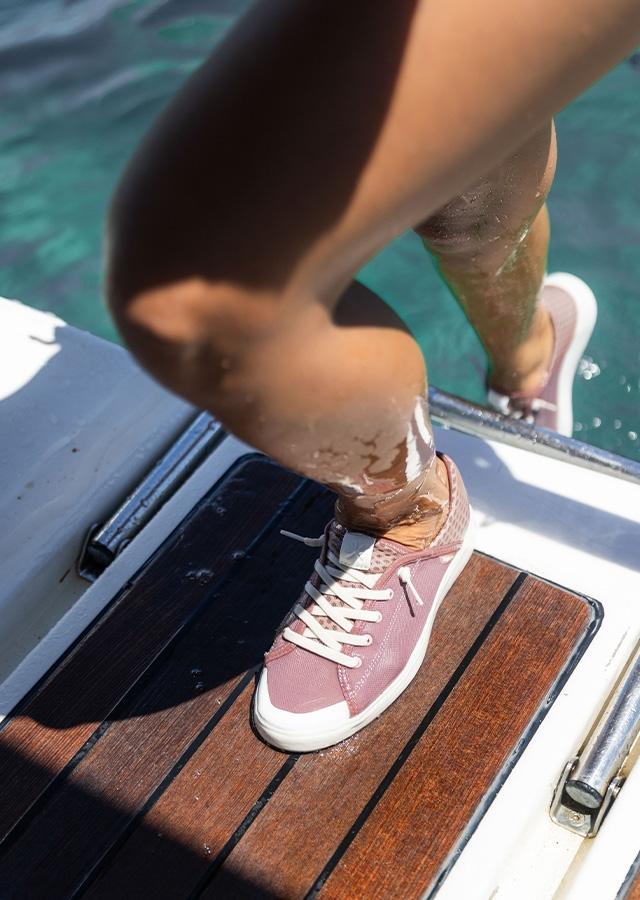  Kobieta w modnych różowych sneakersach   