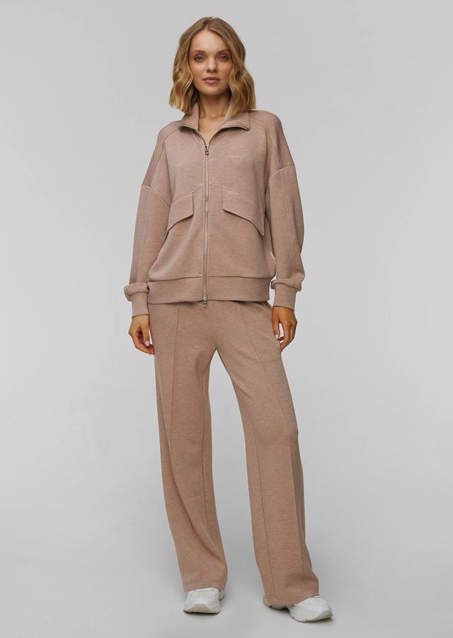 Kobieta w beżowym komplecie z dzianiny w stylu casual 