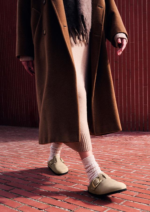  Kobieta w jesiennej stylizacji i modnych kalpach na jesień Boston od marki Birkenstock