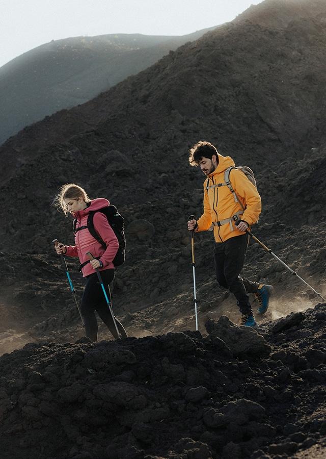 Kobieta i mężczyzna podczas trekkingu w górach