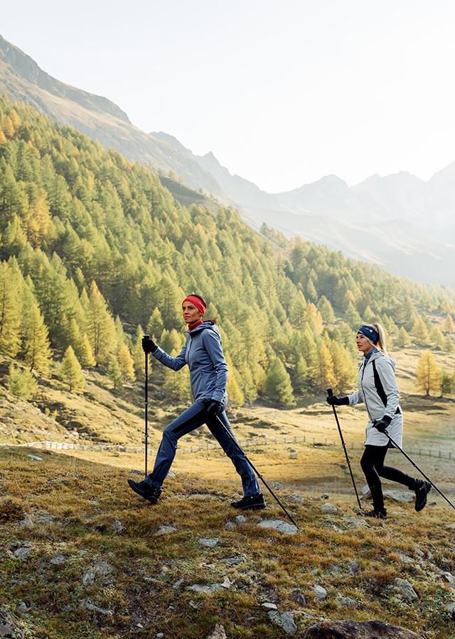  Kobiety w górach podczas trekkingu w butach trekkingowych