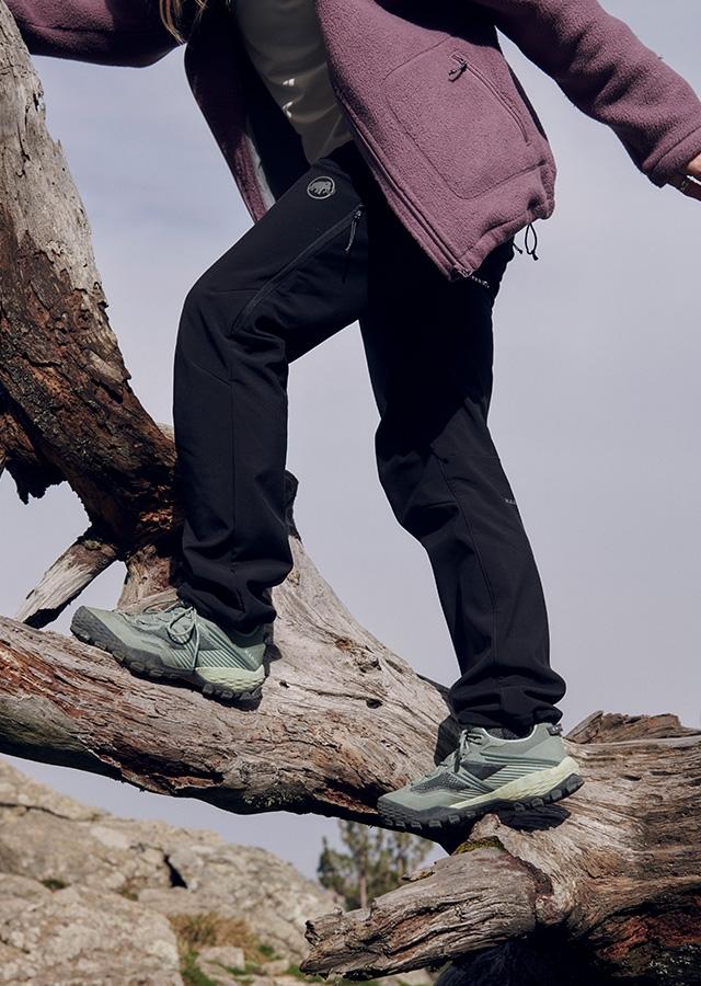 Mężczyzna podczas górskiej wędrówki w butach trekkingowych