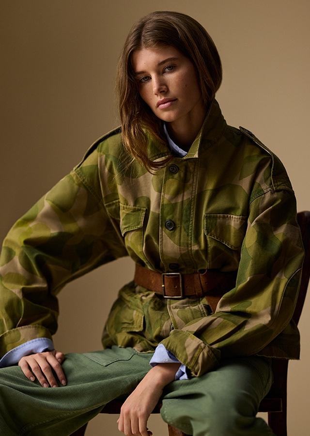 Kobieta w oversize kurtce moro 