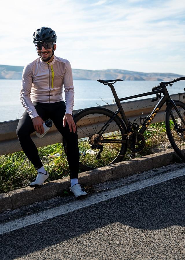 Rowerzysta relaksujący się na świeżym powietrzu po wyprawie rowerowej 