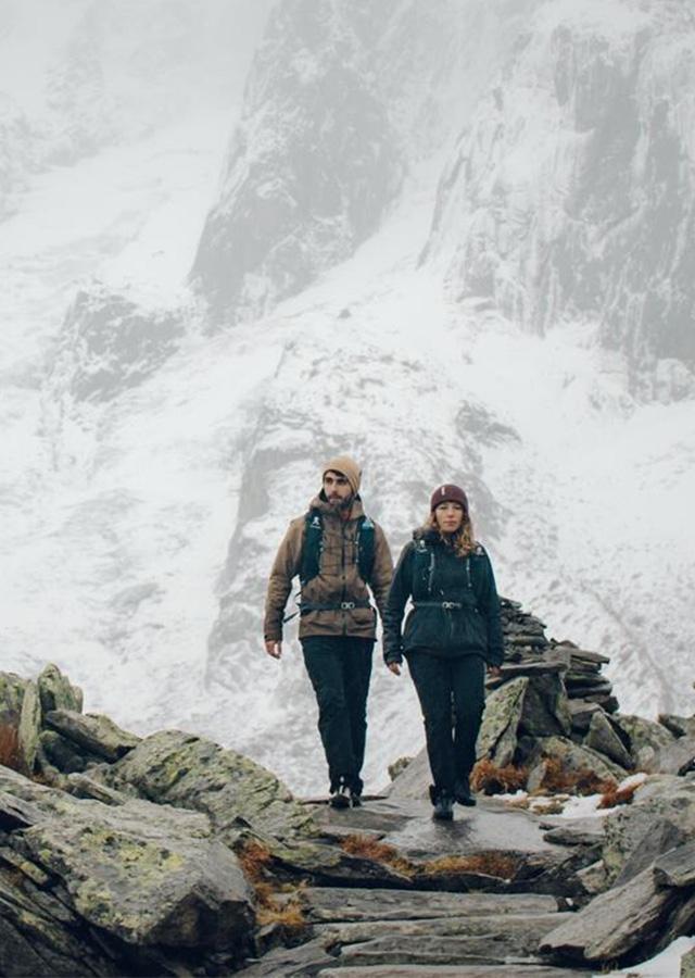 Kobieta i mężczyzna podczas trekkingu w górach