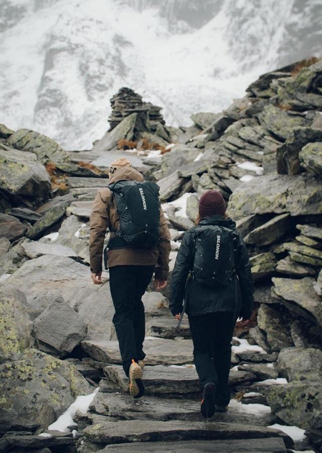 Kobieta i mężczyzna podczas trekkingu w górach