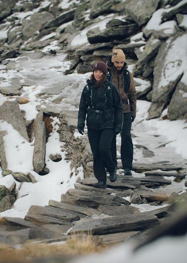 Kobieta w butach trekkingowych podczas wędrówki w górach