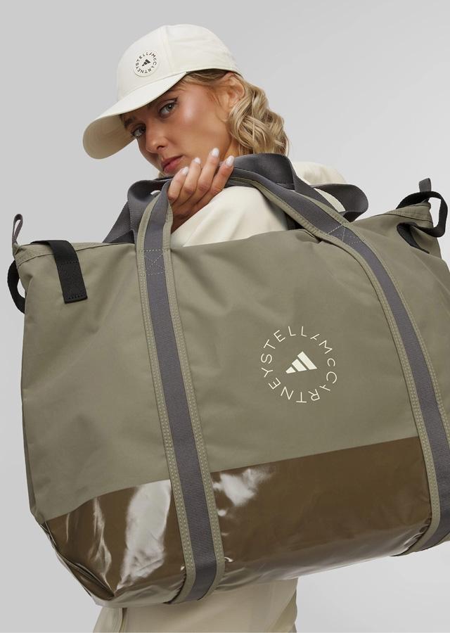  Kobieta z dużą, praktyczną torbą w kolorze khaki  