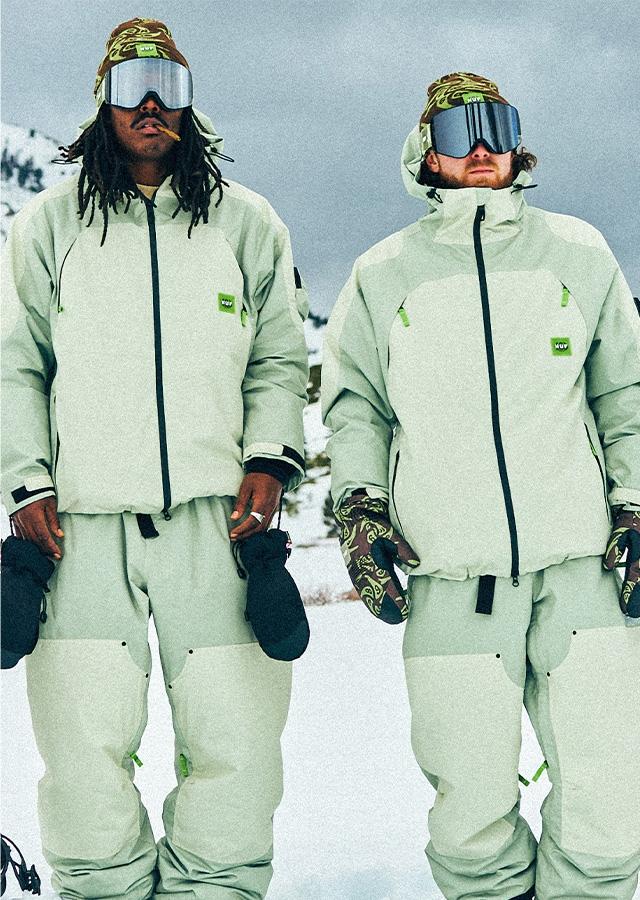 Mężczyźni podczas jazdy na snowboardzie 