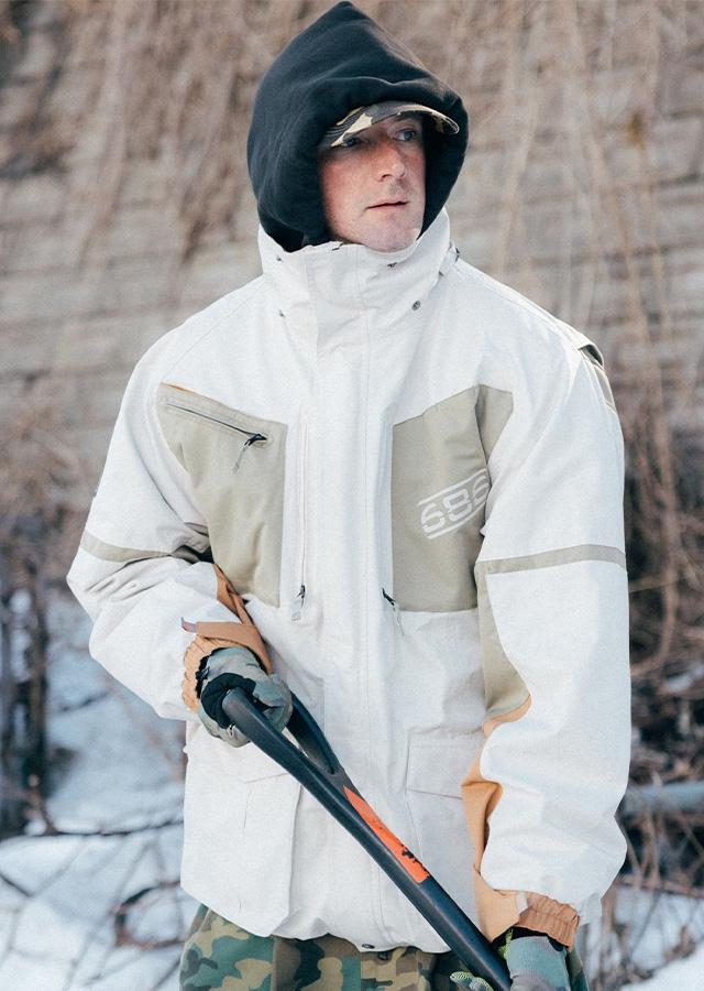 Mężczyzna w kurtce snowboardowej marki 686