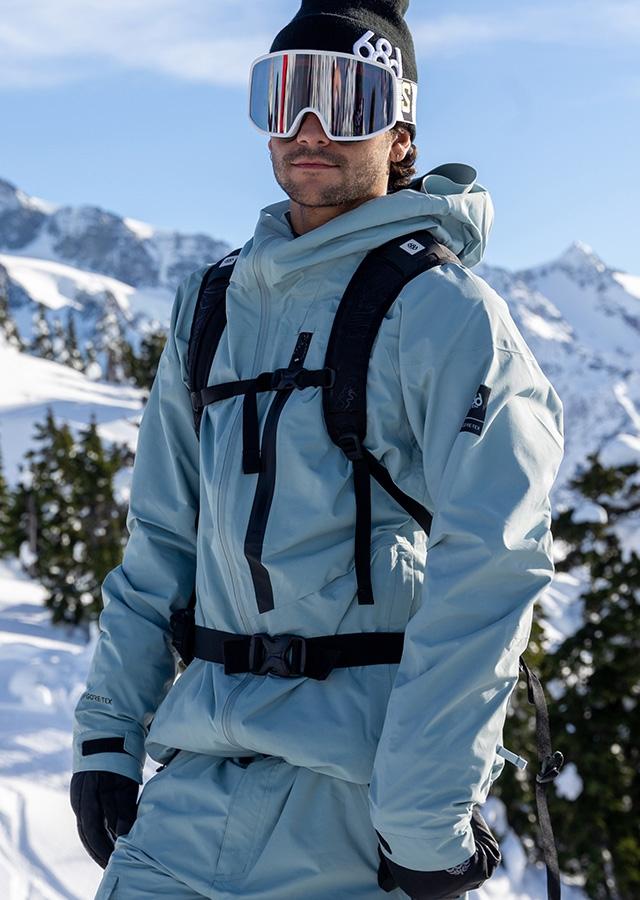  Mężczyzna w niebieskiej kurtce snowboardowej i goglach na snowboard 