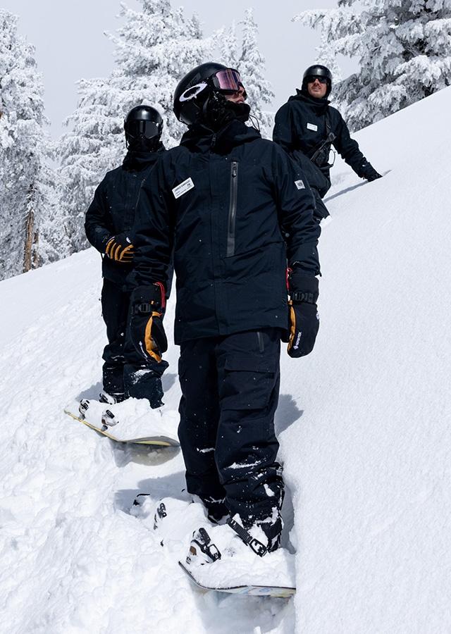 Mężczyźni podczas jazdy na snowboardzie 