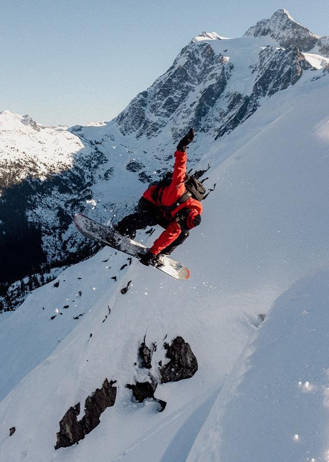 Mężczyzna podczas jazdy na snowboardzie