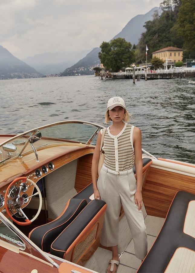 Femme en pantalon et top beige Varley