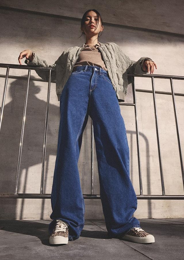 Modne buty wiosna/lato 2026 – kobieta w płóciennych tenisówkach w zwierzęcy wzór