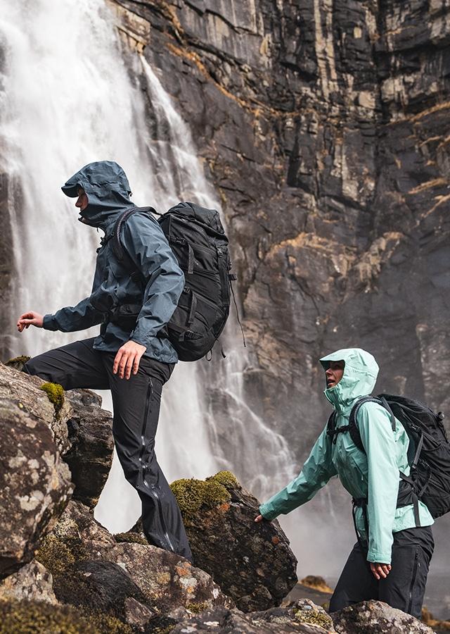 Mężczyźni w odzieży wodoodpornej Helly Hansen 