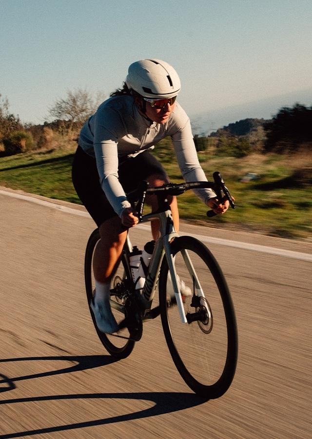 Kolarz podczas jazdy na rowerze crossowym 