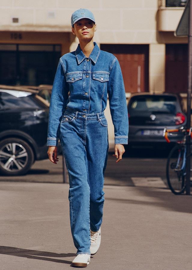 Kobieta w jeansowym total looku 