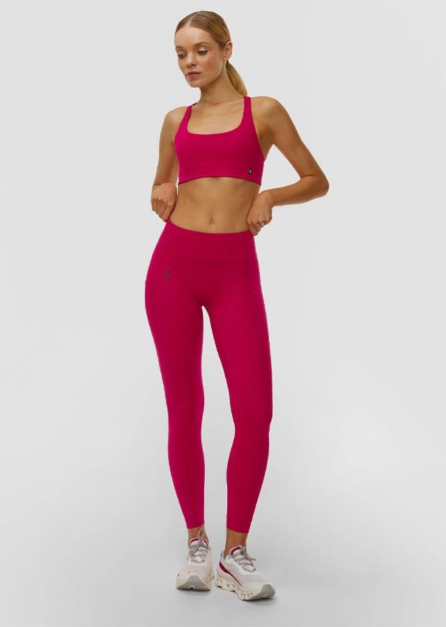 Kobieta w różowym secie do jogi od marki ON  