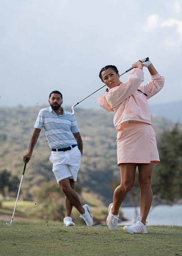 Kobieta i mężczyzna podczas gry w golfa