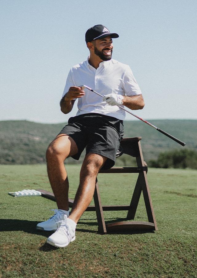 Mężczyzna na polu golfowym 